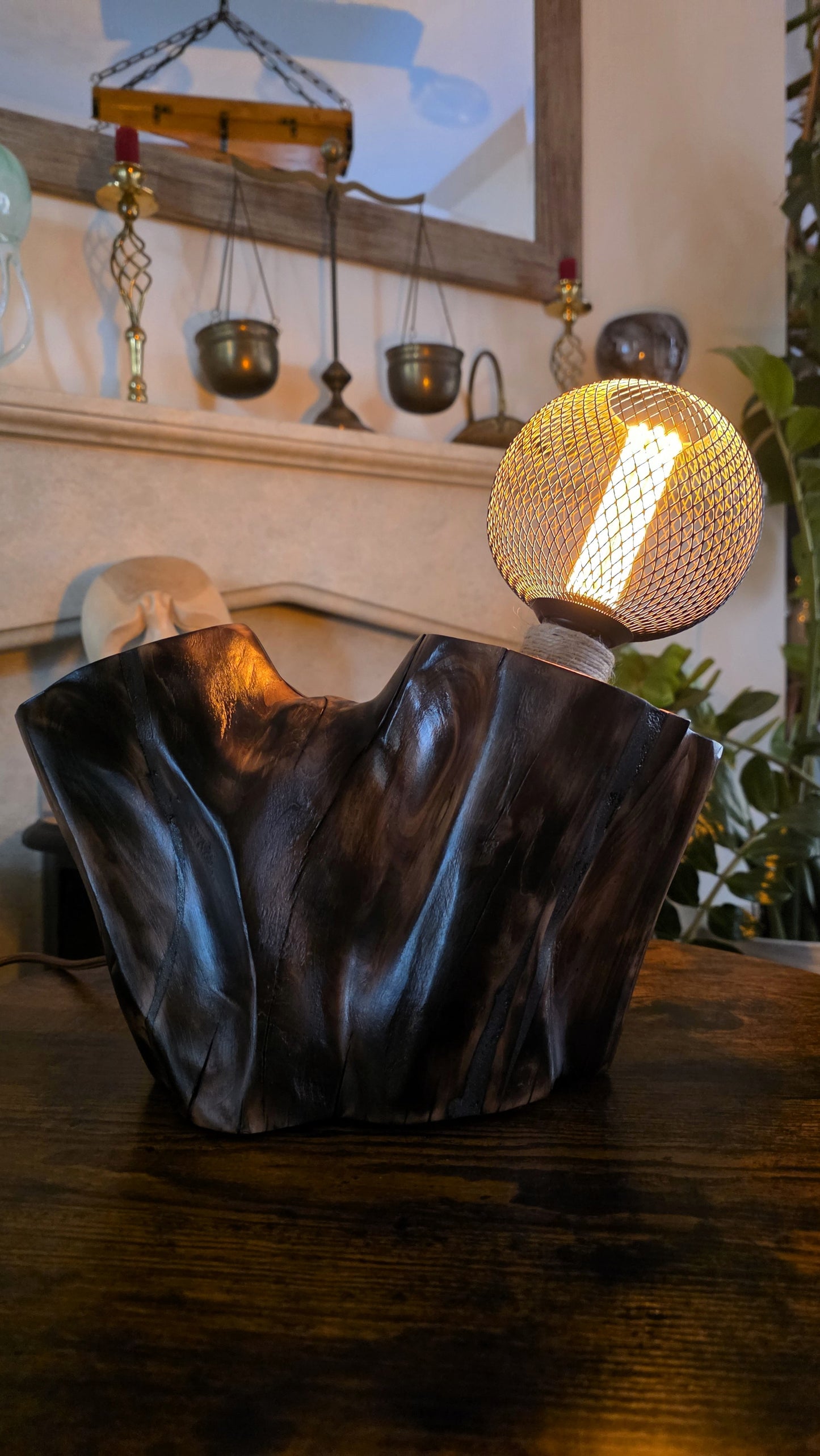 Rustic Mesh Globe Lamp – Handcrafted Apple Wood Table Lamp with Vintage LED Bulb 🪵⚫💡
