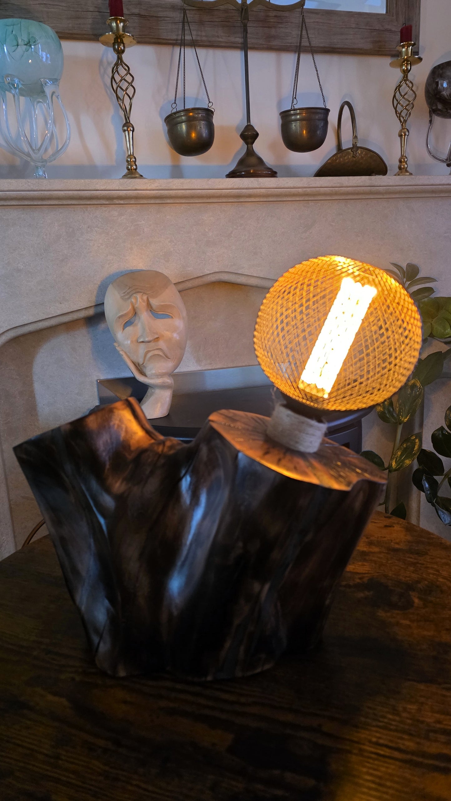 Rustic Mesh Globe Lamp – Handcrafted Apple Wood Table Lamp with Vintage LED Bulb 🪵⚫💡