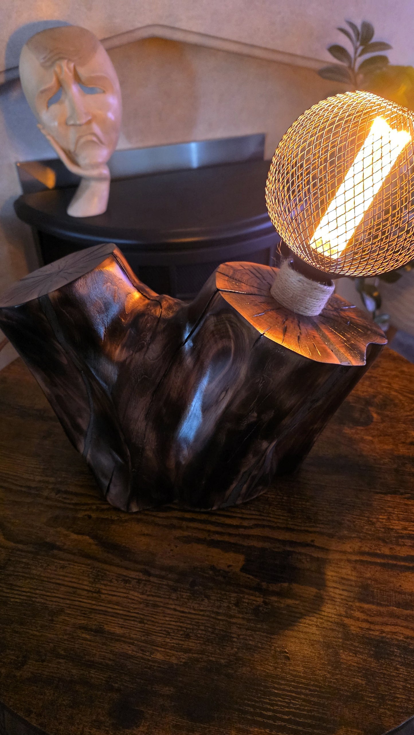 Rustic Mesh Globe Lamp – Handcrafted Apple Wood Table Lamp with Vintage LED Bulb 🪵⚫💡