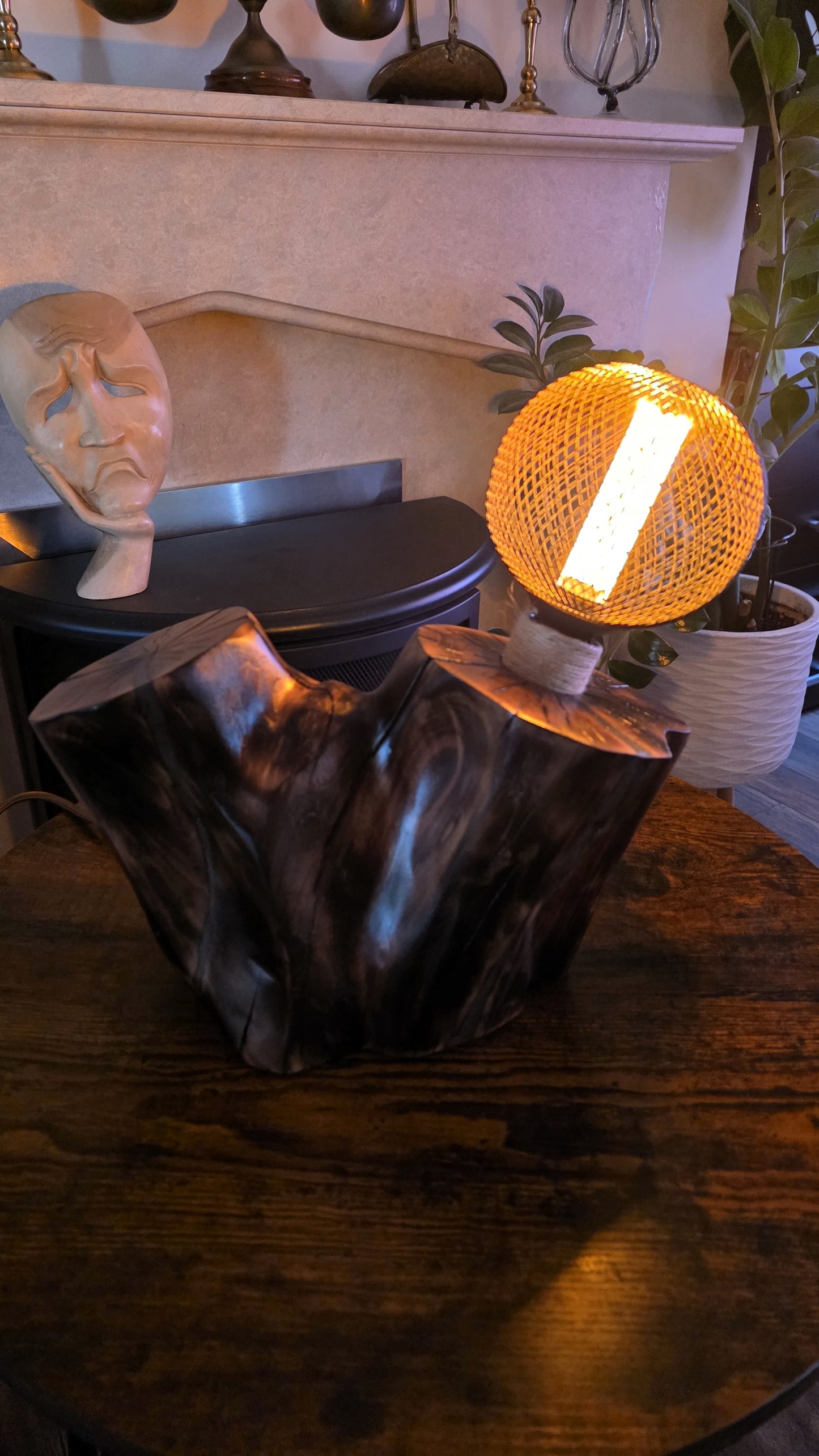 Rustic Mesh Globe Lamp – Handcrafted Apple Wood Table Lamp with Vintage LED Bulb 🪵⚫💡