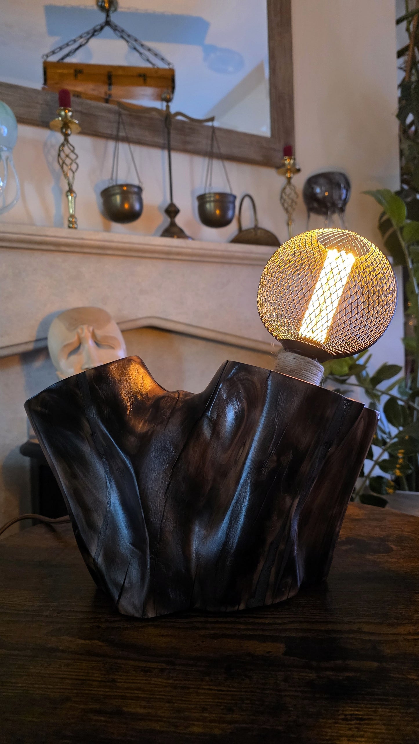 Rustic Mesh Globe Lamp – Handcrafted Apple Wood Table Lamp with Vintage LED Bulb 🪵⚫💡
