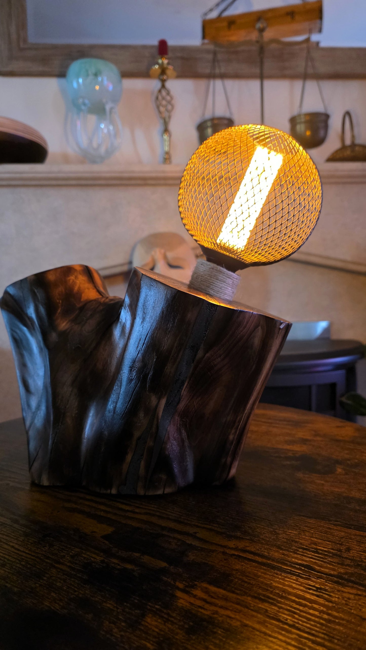 Rustic Mesh Globe Lamp – Handcrafted Apple Wood Table Lamp with Vintage LED Bulb 🪵⚫💡