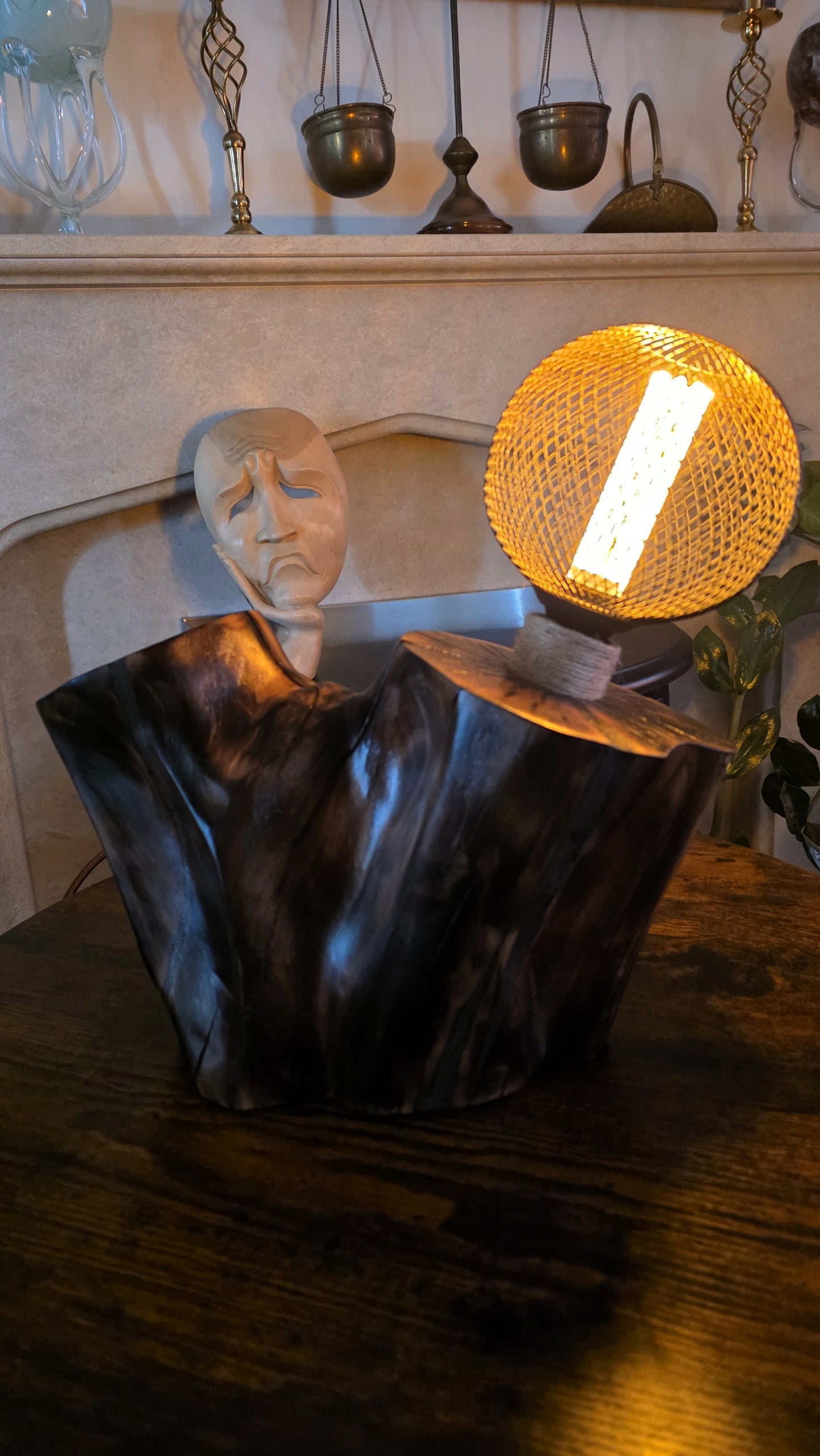 Rustic Mesh Globe Lamp – Handcrafted Apple Wood Table Lamp with Vintage LED Bulb 🪵⚫💡