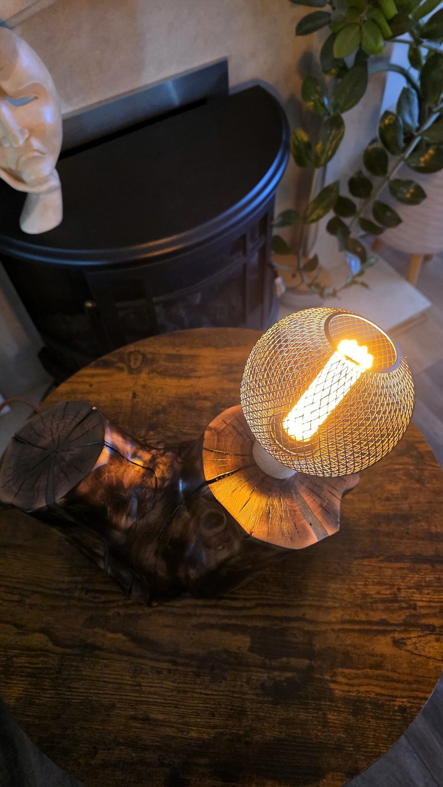 Rustic Mesh Globe Lamp – Handcrafted Apple Wood Table Lamp with Vintage LED Bulb 🪵⚫💡