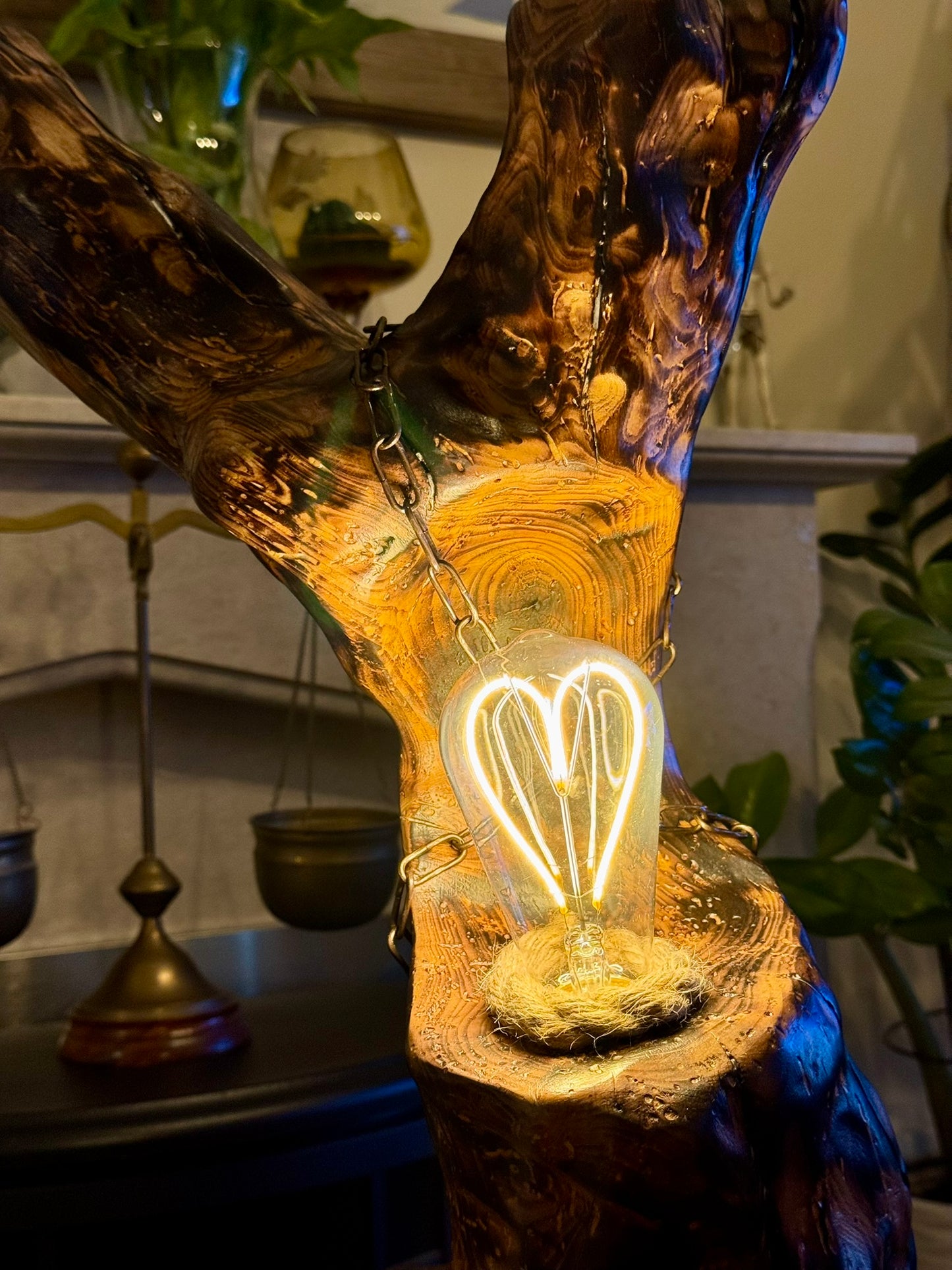 Heart of Nature – Romantic Wooden Lamp with Heart Bulb
