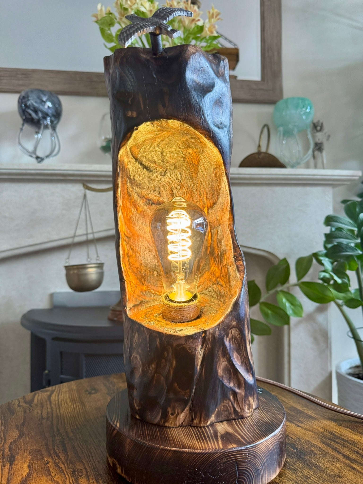 Handcrafted wooden lamp with rustic design – LuxeWood Light