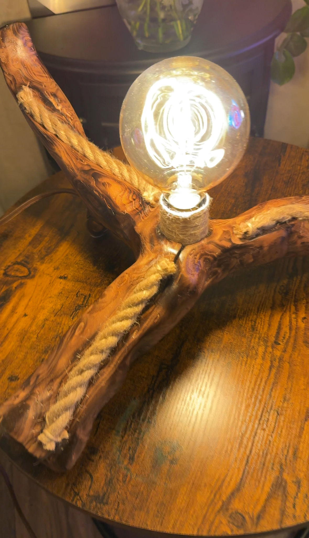 Handcrafted wooden lamp with rustic design – LuxeWood Light