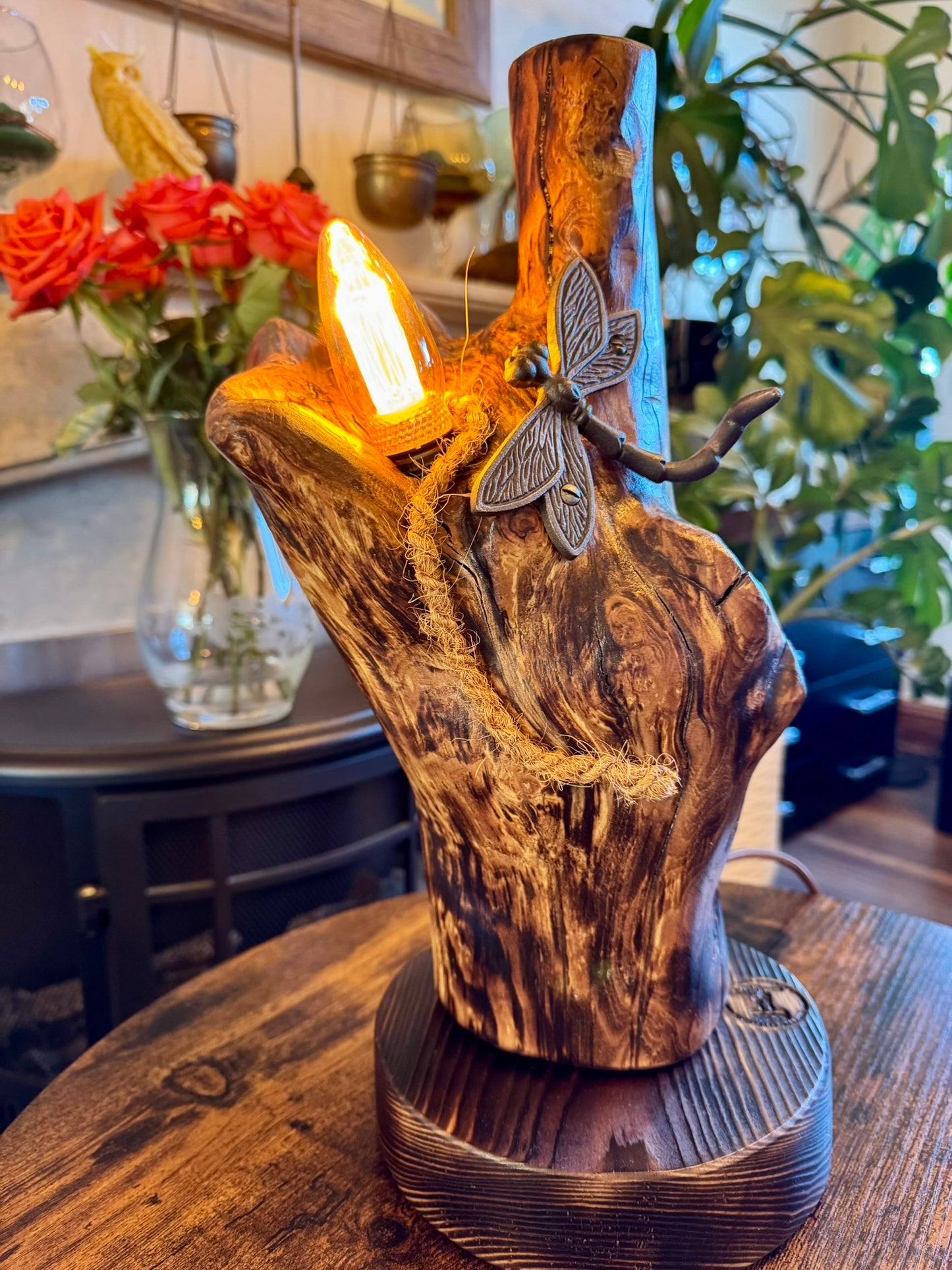 Handcrafted wooden lamp with rustic design – LuxeWood Light