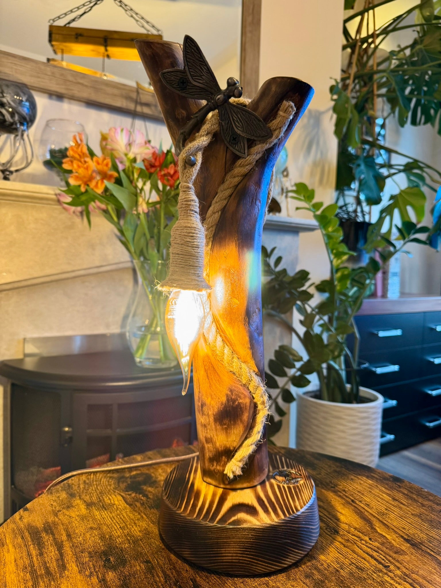 Handcrafted wooden lamp with rustic design – LuxeWood Light