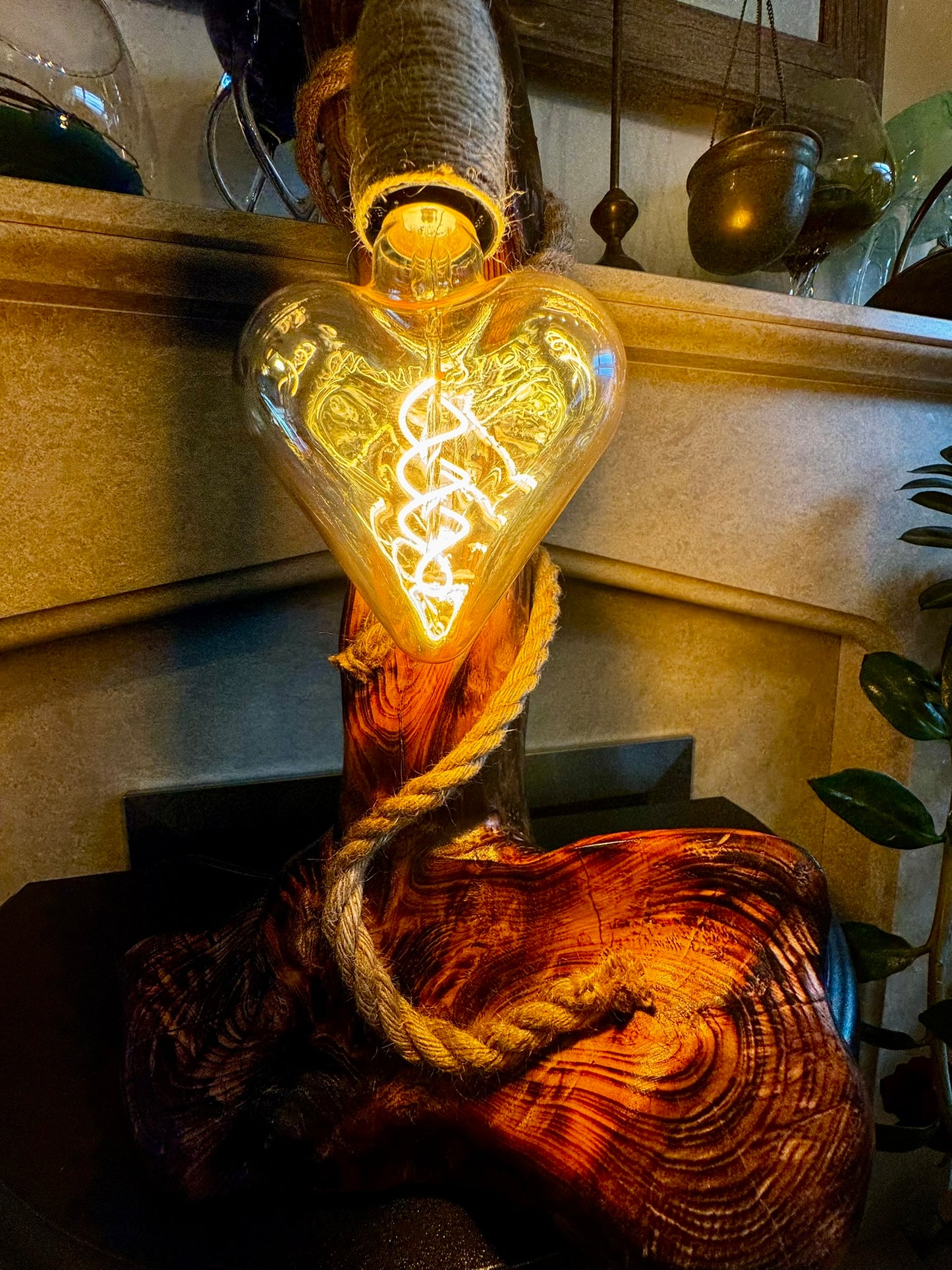 ✨ Rustic heart-shaped bulb, perfect for cozy Christmas evenings.