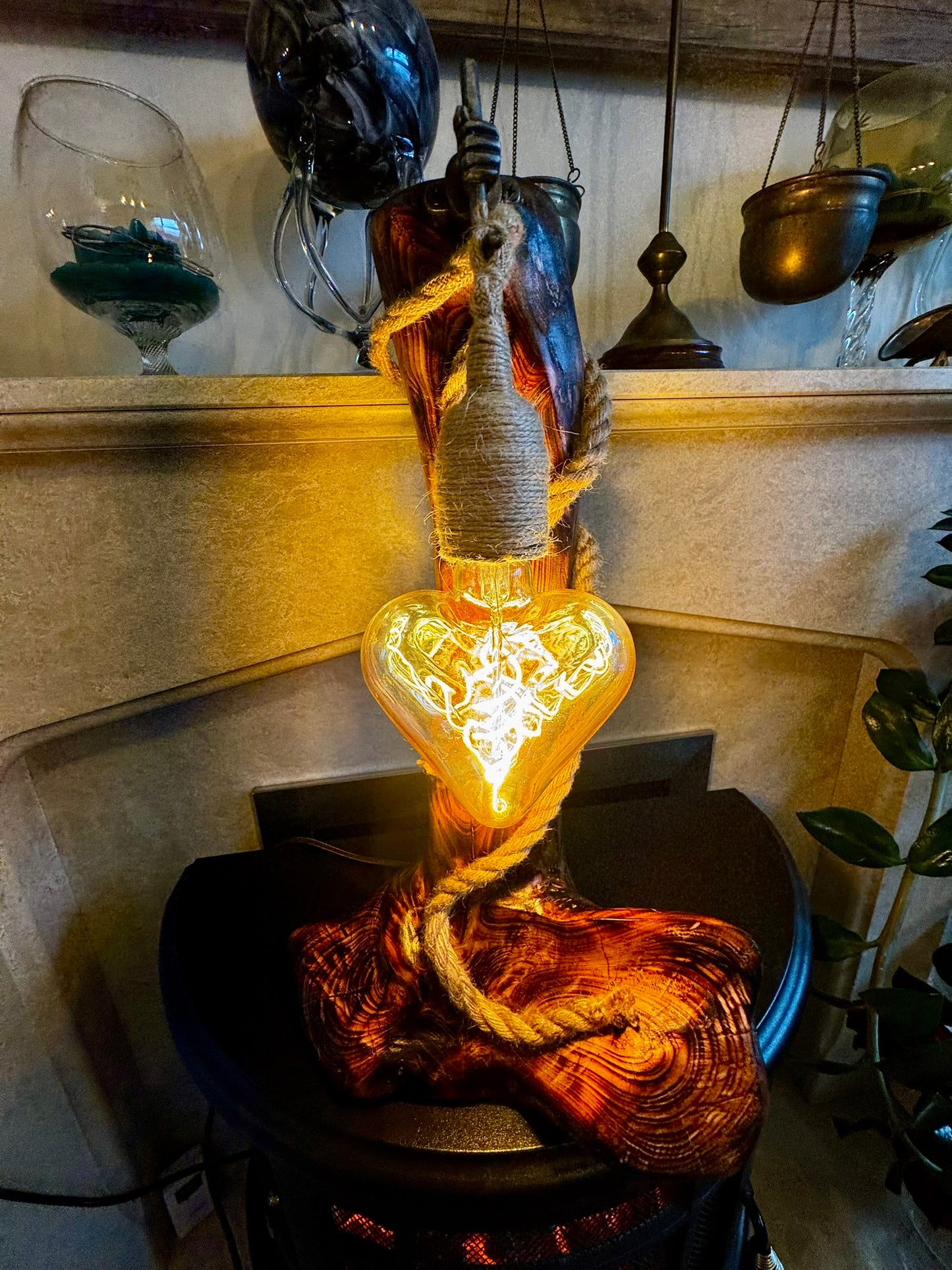 ✨ Rustic heart-shaped bulb, perfect for cozy Christmas evenings.