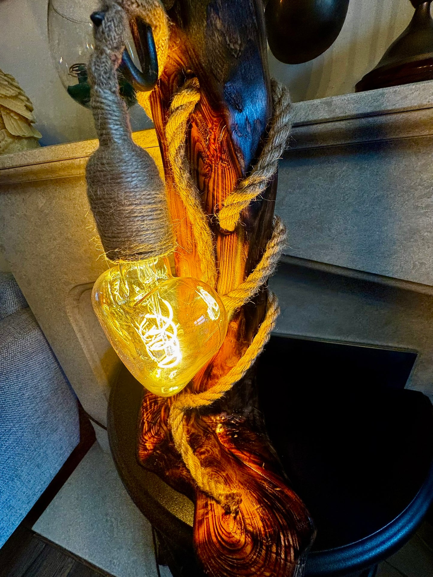 ✨ Rustic heart-shaped bulb, perfect for cozy Christmas evenings.